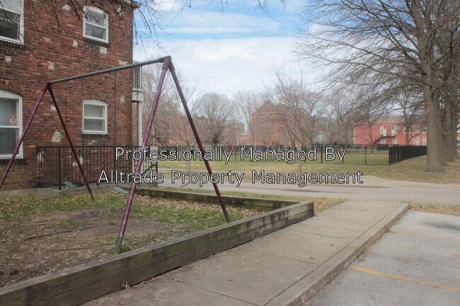 Building Photo - 1251 S Brook St