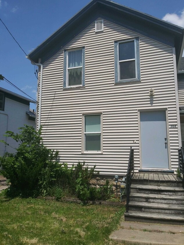 308 E Parkway Ave Unit Lower, Oshkosh, WI 54901 Apartments in Oshkosh
