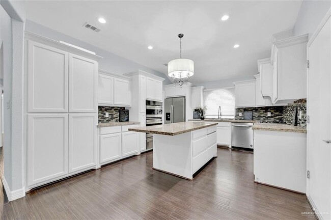 Building Photo - 817 Cimarron Dr
