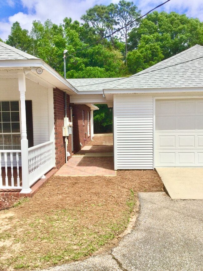 Building Photo - Custom Nearly 2,400sqft 3 bedroom home nea...