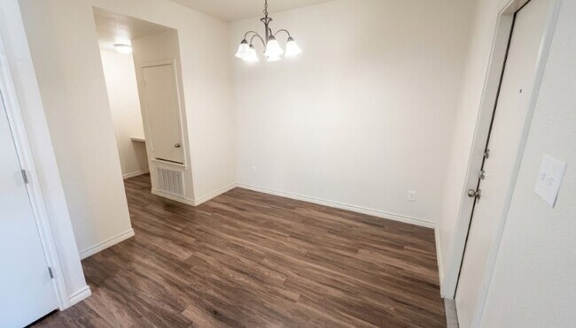 Foto del edificio - AVAILABLE MID MAY ; APPLY TODAY AT OUR WEBSITE!!