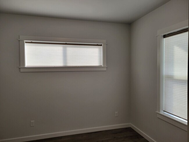 Foto del edificio - 4 Bedroom 2 1/2 bath with attached garage