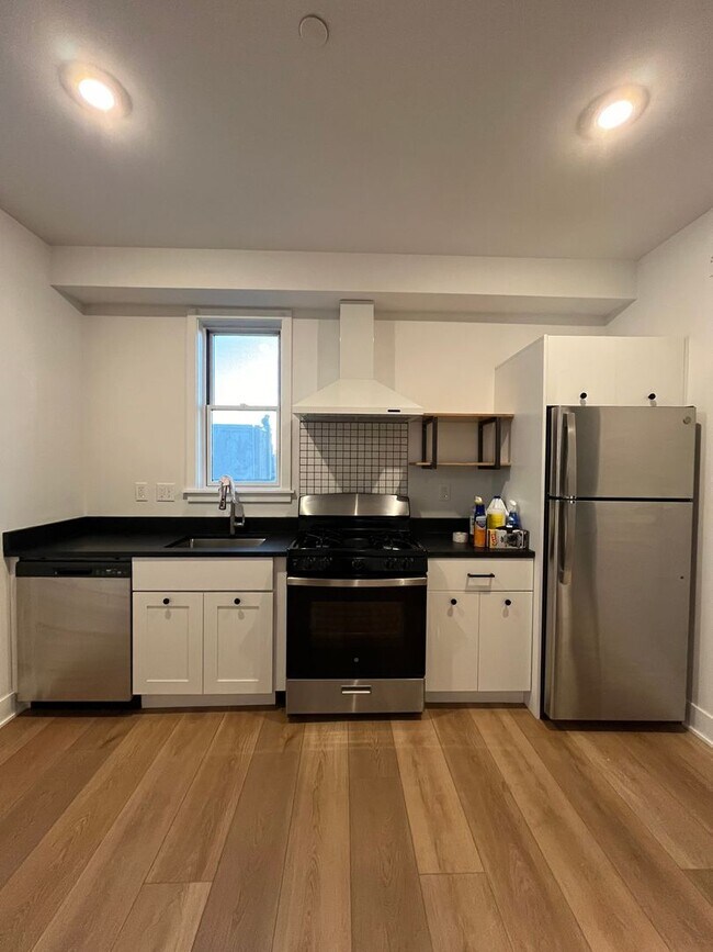 Foto del edificio - Modern One Bedroom in Port Richmond! MOVE ...