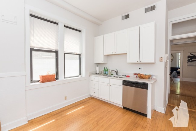 Foto del edificio - 1627 N Burling St