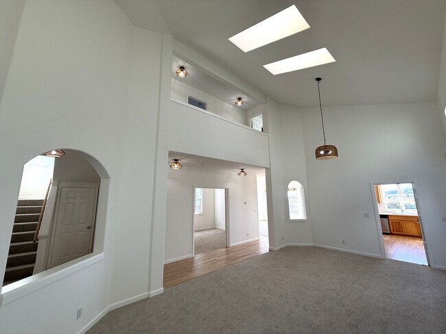 Foto del edificio - FOUR BEDROOM THREE FULL BATH HOME IN THE B...