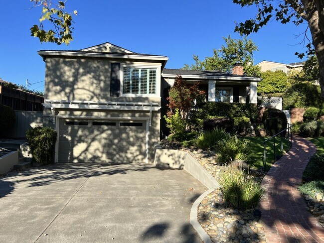 Building Photo - 831 Columbia Dr
