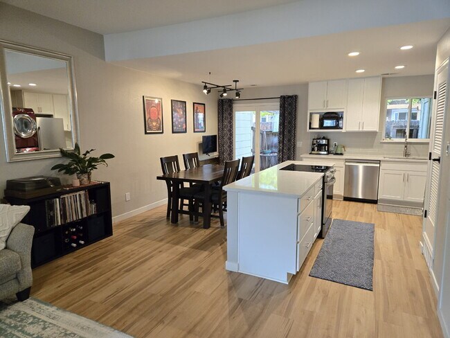 Building Photo - Spacious 2-Bed, 3-Bath Condo Retreat in Ar...