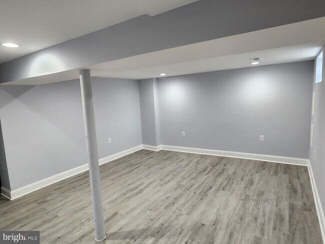 Building Photo - 5614 Midwood Ave