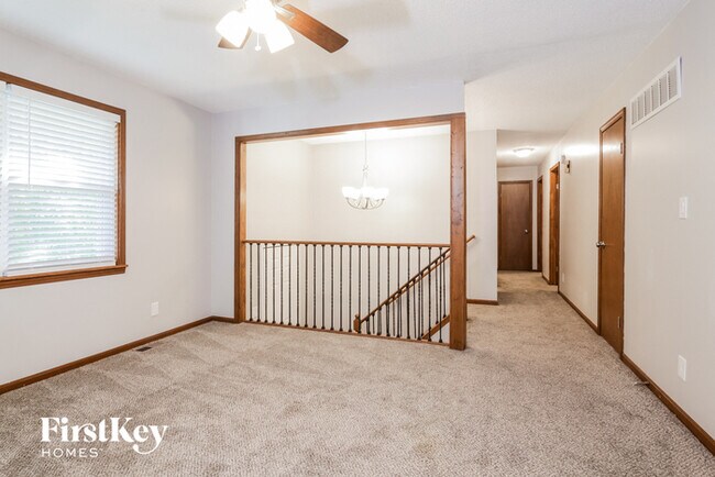 Building Photo - 1712 NE White Dr