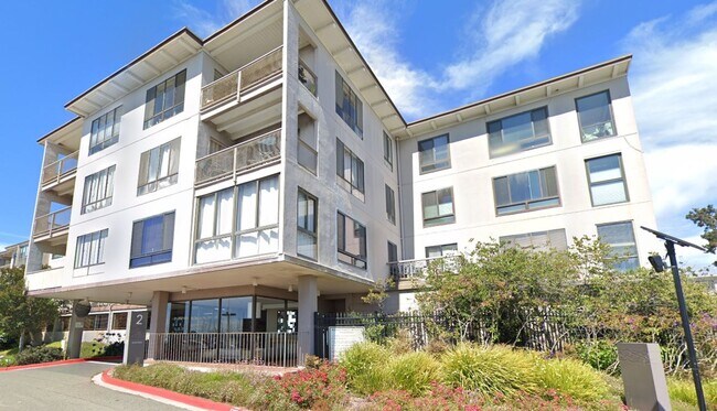 Foto del edificio - $500 OFF FIRST MONTH RENT!!! Cozy Studio Condo Available in Emeryville in Watergate Complex!!!