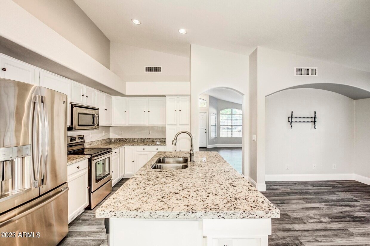Foto principal - 2281 E Saratoga St