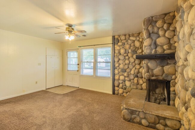 Foto del edificio - Cozy House With Great Yard Space!