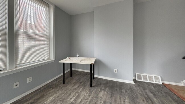 Building Photo - Grays Ferry Spacious Renovated Three Bedroom!