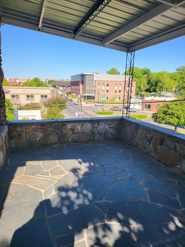 Building Photo - Newly Remodeled 3 Bedroom 2 Bath home in D...