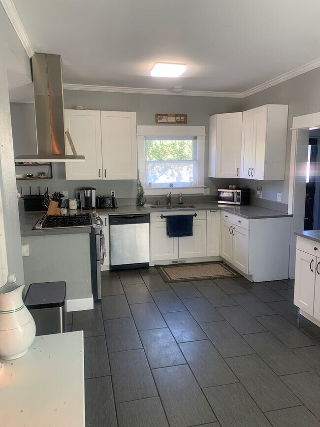 Foto del edificio - Historic Victorian, 3 beds, 2 baths, Hike ...