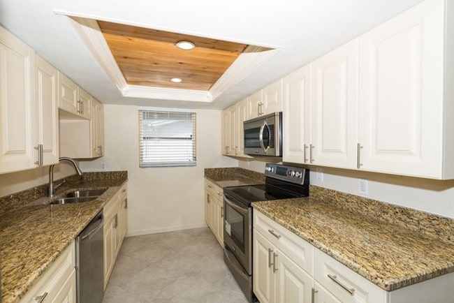 Building Photo - 5612 Mockingbird Dr