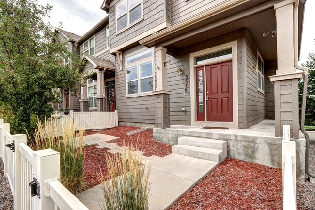 Building Photo - 3 bed 3 bath Townhome in Morgans Run Castl...