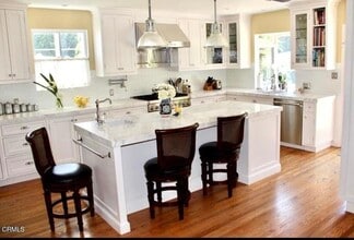 Building Photo - 807 N Doheny Dr