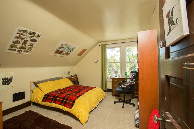 Foto del edificio - 2136 Summit St- Large 5 Bedroom Home