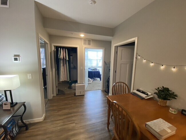 Building Photo - Great Location two-bed/two-bath off Greenw...
