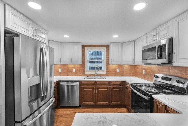 Foto del edificio - Renovated House on Corner Lot!