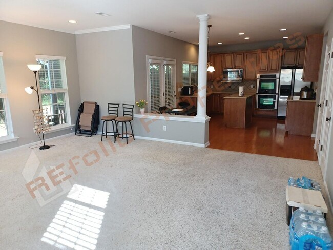 Building Photo - Luxury 4 BR 2-Car Garage Cul-de-Sac End Un...