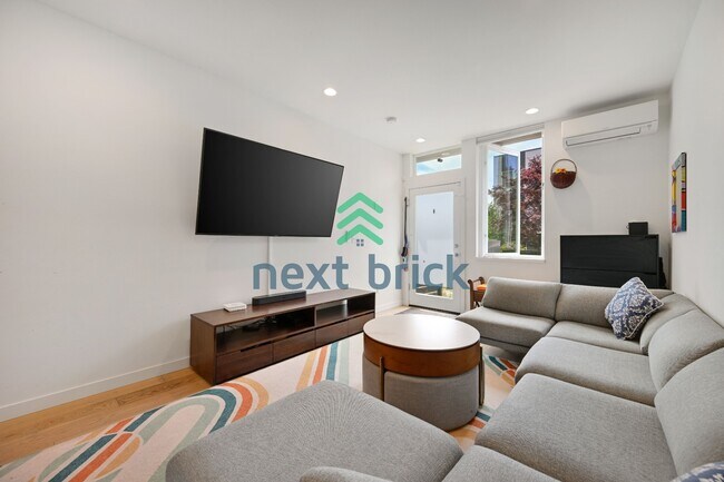 Foto del edificio - Spacious 3-Bedroom Townhouse in Seattle's Vibrant Heart – 2 Full Baths & 1508 Sq Ft of Comfort!