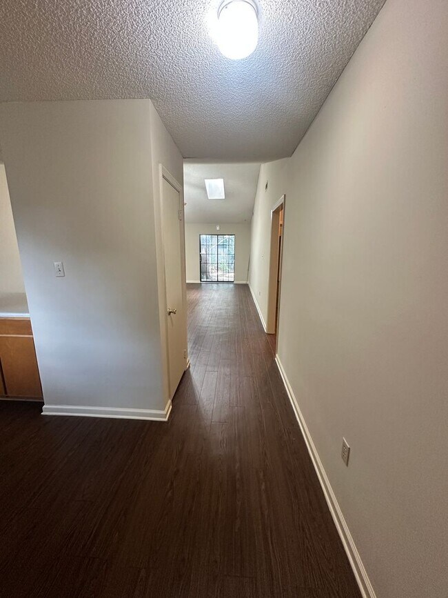 Foto del edificio - 2 Bedroom/2 Bathroom Duplex located close ...