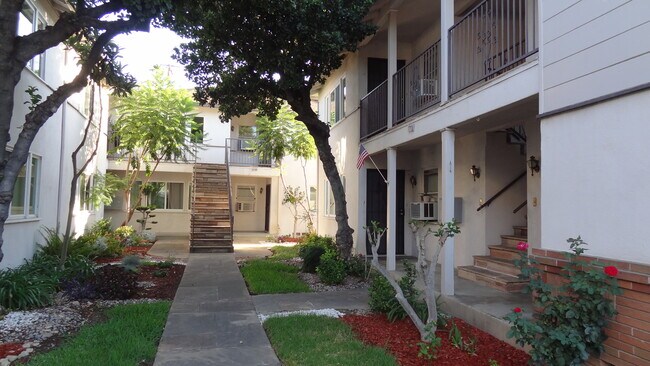 Building Photo - 1708 Huntington Dr