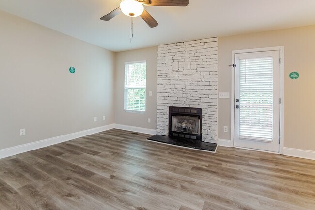 Building Photo - 145 Lynn Dr