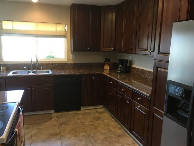 Foto del edificio - 3 Bedroom Condo - End Unit For Lease