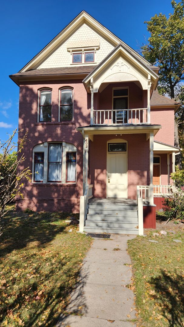 Building Photo - 402 S 3rd St W