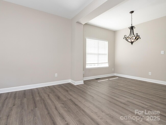 Building Photo - 6211 Rosebriar Ln