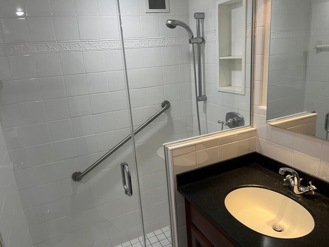 Building Photo - Extra Large 1 bedroom!