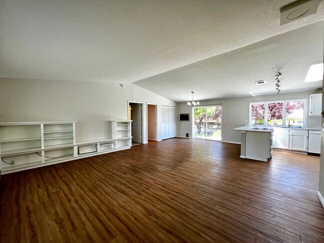 Foto del edificio - Non-Refundable & Security Deposit Total: $...