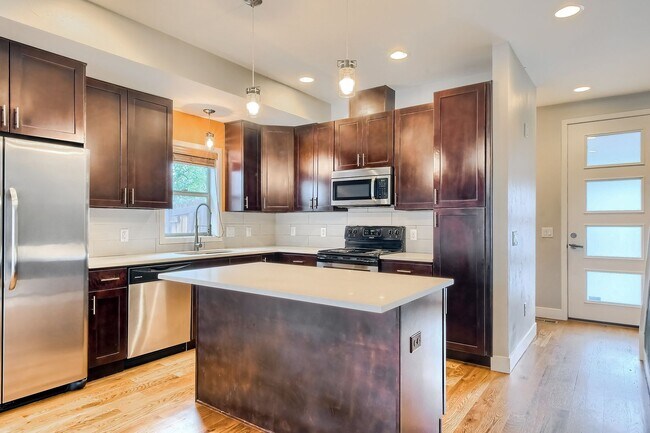 Building Photo - 3 Bedroom townhome in Denver