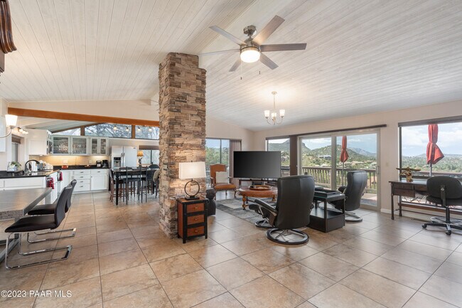 Foto del edificio - 647 Fiesta Ln