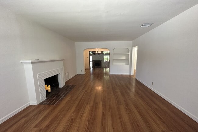 Building Photo - 4608 Saloma Ave