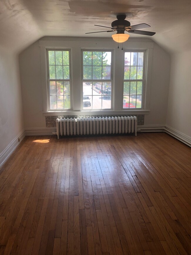 Living room, great light! - 831 S Grove Ave