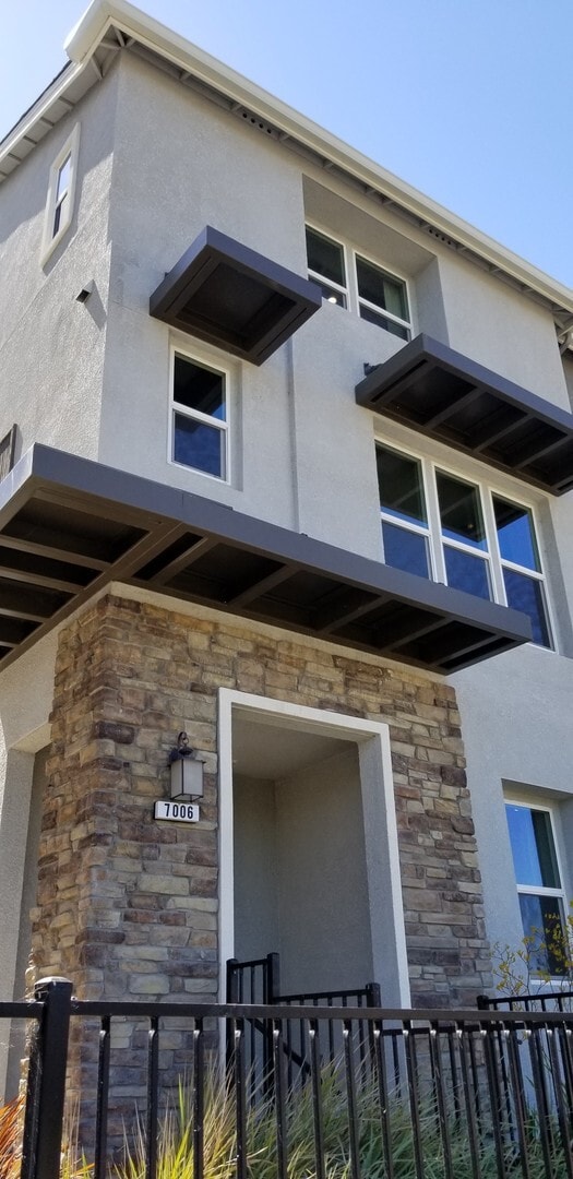 Photo - Beautiful end unit 4 bedroom condo in Dublin