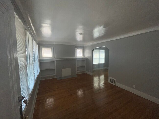 Building Photo - 12375 Santa Rosa Dr
