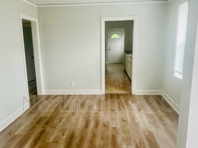 Foto del edificio - 8030 Hawthorne St