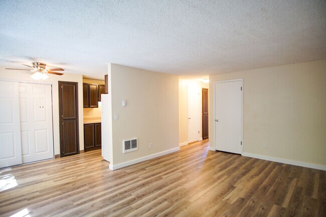 Foto del edificio - 2nd Floor 2 Bedroom with Parking, Dishwasher, & Pet-Friendly!