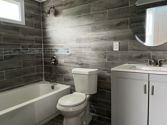 Building Photo - Charming Shot Gun with beautifully renovat...