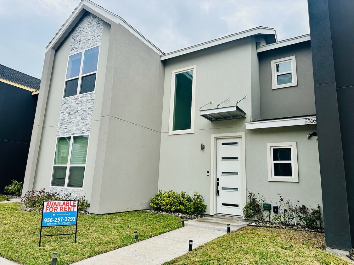 Foto principal - 5316 N Crown Point