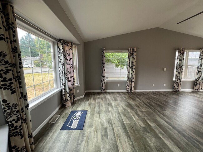 Foto del edificio - 3 Bedroom 2 Bath Updated Rambler Near Lake Whatcom Big Yard