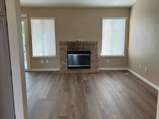 Building Photo - Hanford Family home