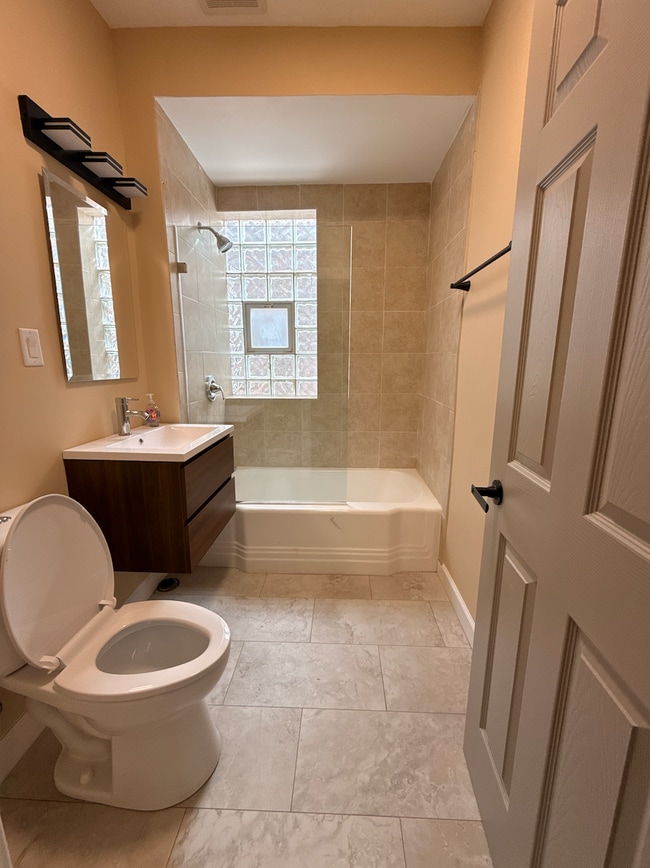 Baño - 2215 Elmwood Ave