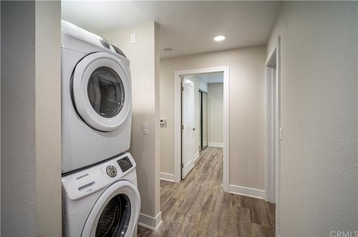 Foto del edificio - SPACIOUS and nicely updated 3bd/2ba near U...