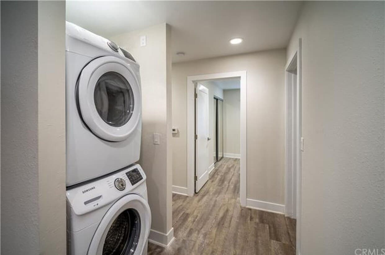 Building Photo - SPACIOUS and nicely updated 3bd/2ba near U...
